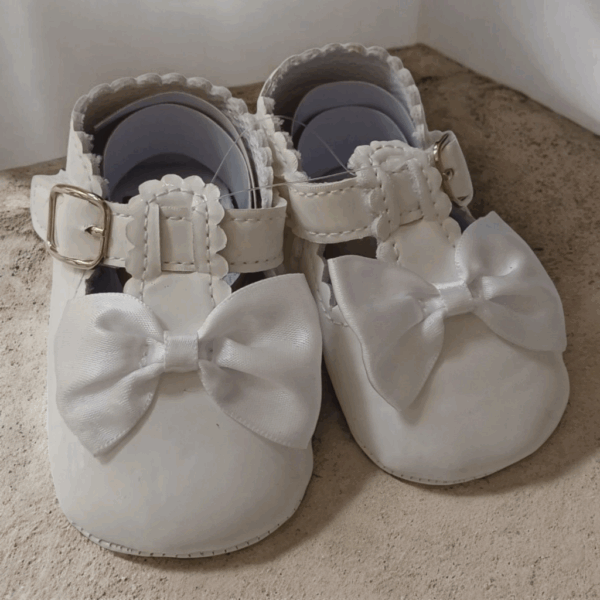 Buciki- niechodki z kokardą