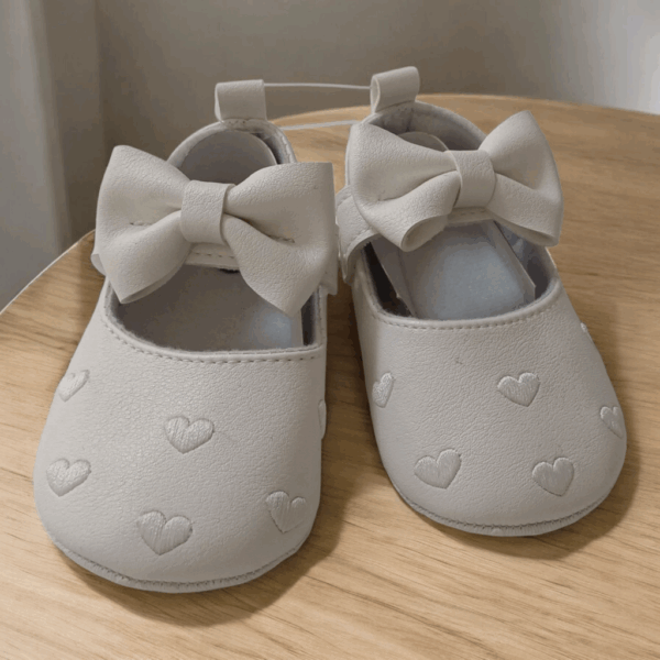 Białe buciki w serduszka