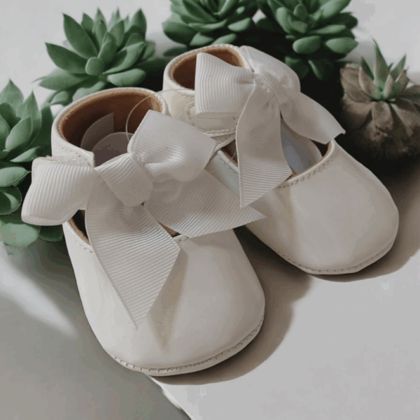 Buciki- niechodki z kokardą