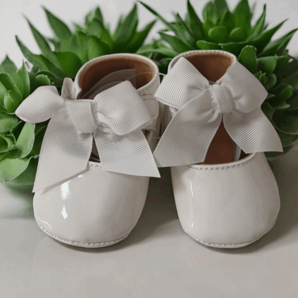 Buciki- niechodki z kokardą