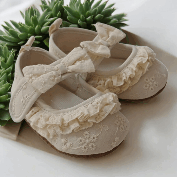 Buciki- niechodki z haftem