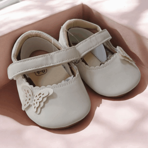 Buciki- niechodki z motylkiem